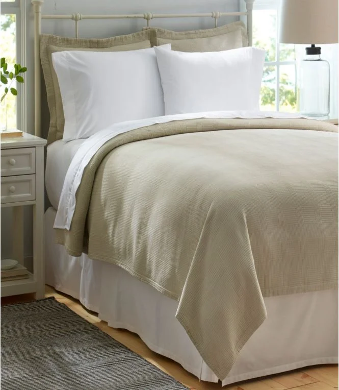 Vintage Matelassé Coverlet - Image 5